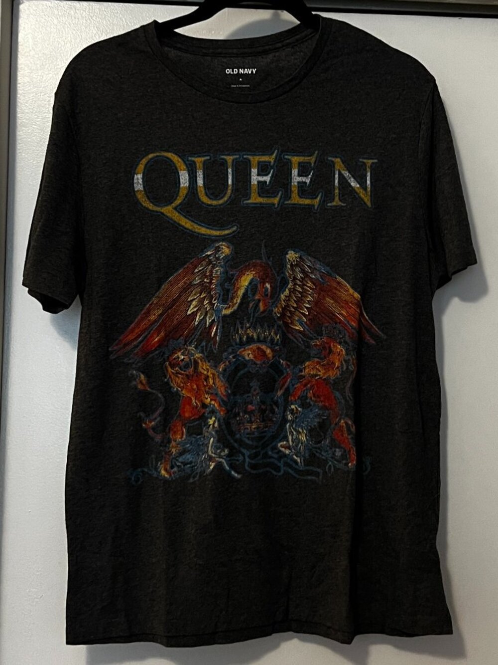 Old Navy Queen Band Graphic Tee – Medium